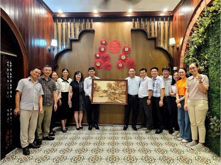 Đại diện EVNSPC tặng quà lưu niệm cho EVNHANOI