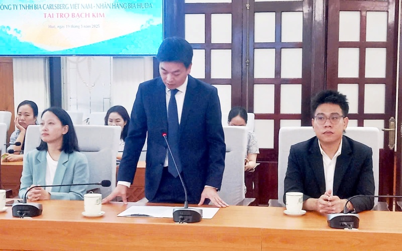 Ông Bùi Hữu Quang- Giám đốc cấp cao Truyền thông, Đối ngoại và Chiến lược của Công ty TNHH Bia Carlsberg Việt Nam phát biểu tại lễ ký kết Ông Bùi Hữu Quang- Giám đốc cấp cao Truyền thông, Đối ngoại và Chiến lược của Công ty TNHH Bia Carlsberg Việt Nam phát biểu tại lễ ký kết