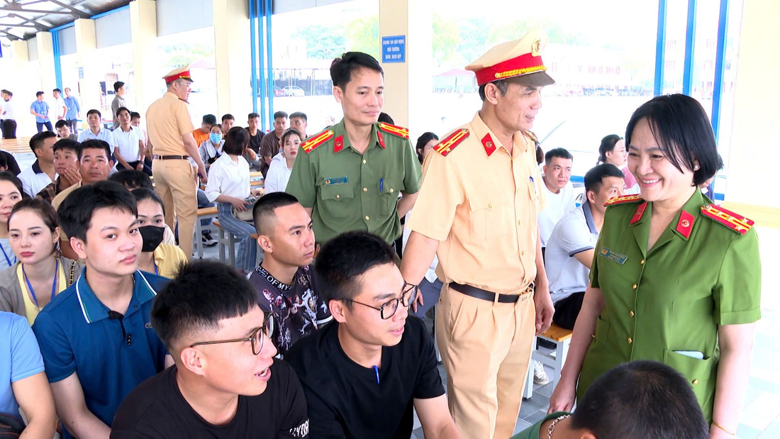 Đại tá Phan Thị Hường, Phó Giám đốc Công an tỉnh động viên tinh thần các học viên trước khi thi Đại tá Phan Thị Hường, Phó Giám đốc Công an tỉnh động viên tinh thần các học viên trước khi thi