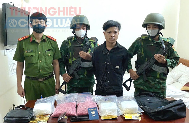 Đối tượng TonSakSith LatXaKham bị bắt giữ cùng tang vật 40.000 viên ma túy tổng hợp hiệu WY và 03kg ma túy tổng hợp dạng đá.