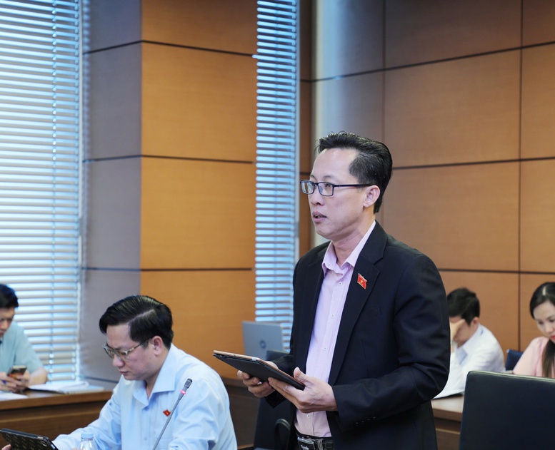 Đại biểu Trịnh Minh Bình (Đoàn Vĩnh Long) phát biểu thảo luận tại tổ 11