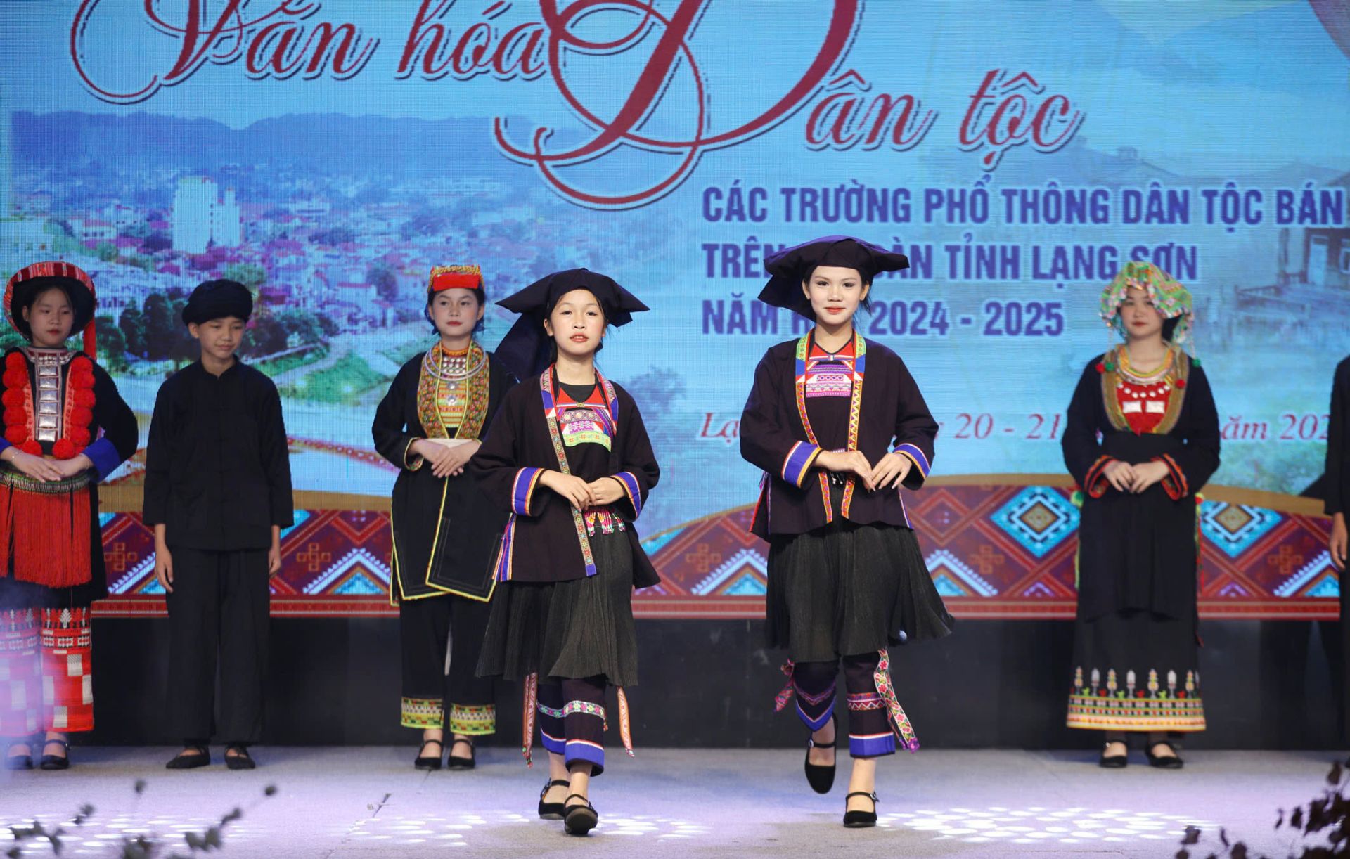 Các em học sinh tham gia phần thi trình diễn trang phục truyền thống tại Ngày hội Các em học sinh tham gia phần thi trình diễn trang phục truyền thống tại Ngày hội