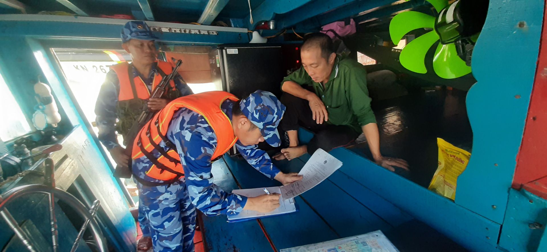 Lực lượng chức năng BTL Vùng Cảnh sát biển 4 lập biên bản tạm giữ phương tiện Lực lượng chức năng BTL Vùng Cảnh sát biển 4 lập biên bản tạm giữ phương tiện