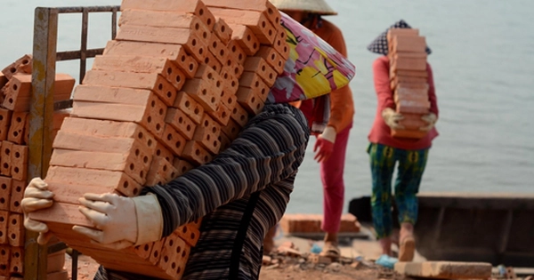 Bê vác nặng thường xuyên có thể làm tăng nguy cơ bị thoái hóa khớp