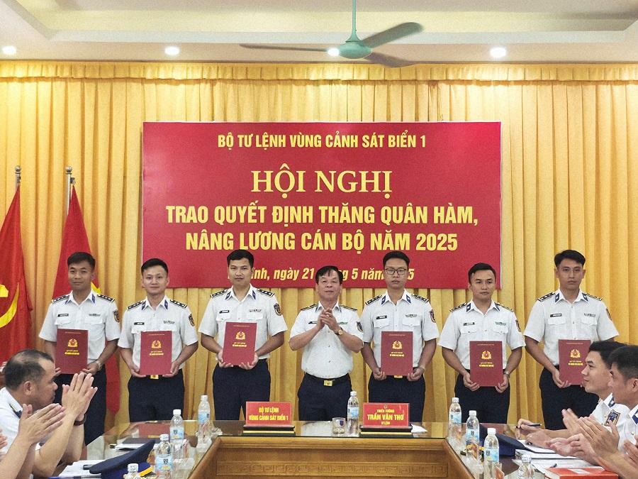 Bộ Tư lệnh Vùng Cảnh sát biển 1 trao quyết định thăng quân hàm, nâng lương cán bộ năm 2025