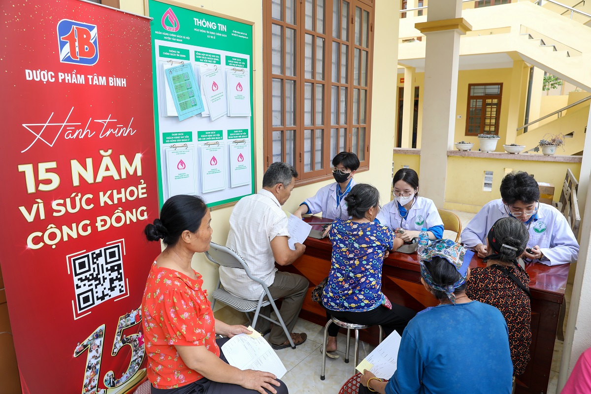 Bà con có mặt từ sớm để được khám bệnh