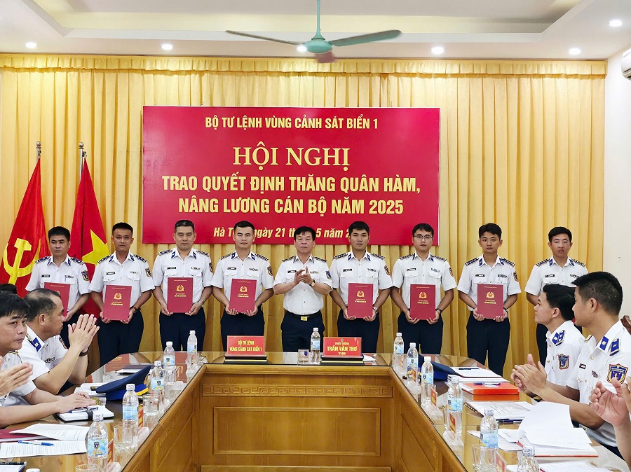 Thiếu tướng Trần Văn Thơ - Tư lệnh Vùng Cảnh sát biển 1 trao quyết định cho các cán bộ được thăng quân hàm