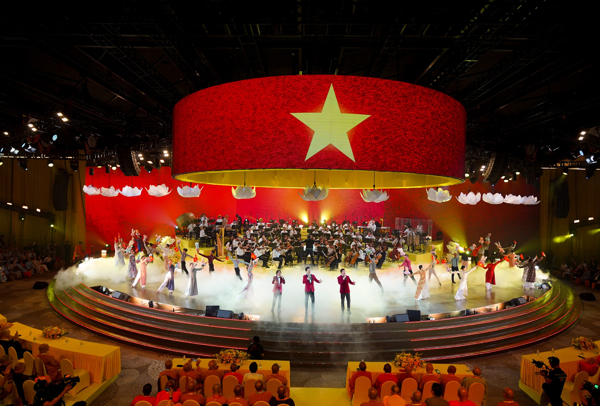 Chương trình quy tụ dàn nghệ sĩ khách mời trong và ngoài nước biểu diễn