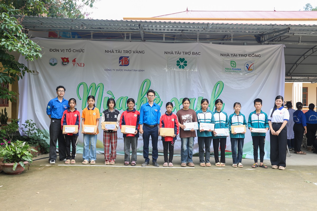 Trao học bổng cho các em học sinh nghèo vượt khó