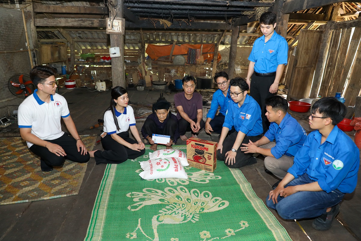 Đoàn đến thăm hỏi, tặng quà cho gia đình bà Lý Thị Kỳ (Thôn 3, Xã Lương Năng)