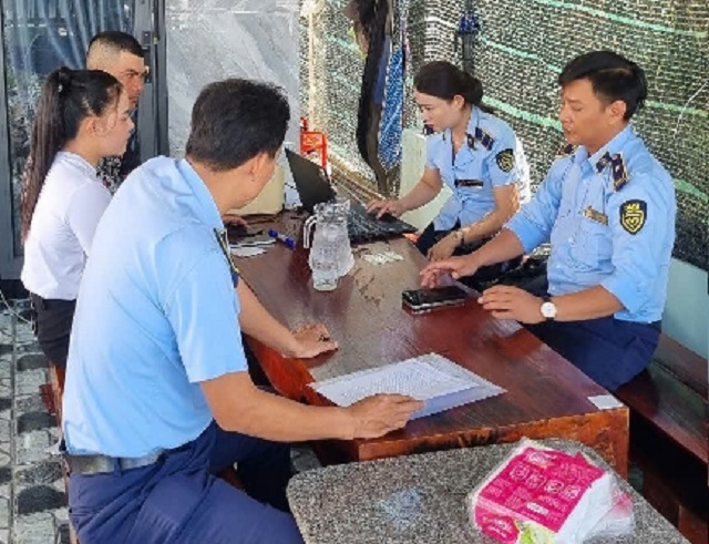 Đội QLTT số 3 đang lập hồ sơ xử l&yacute; Cơ sở THANH HẰNG. Ảnh: Q-Thuận.