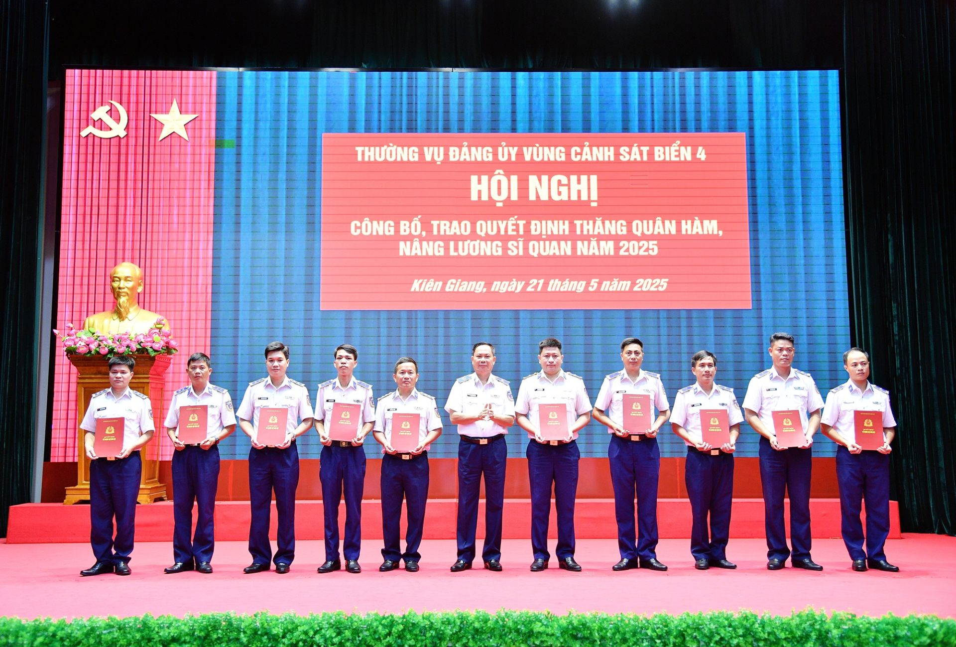 Bộ Tư lệnh Vùng Cảnh sát Biển 4 trao quyết định thăng quân hàm, nâng lương sĩ quan năm 2025