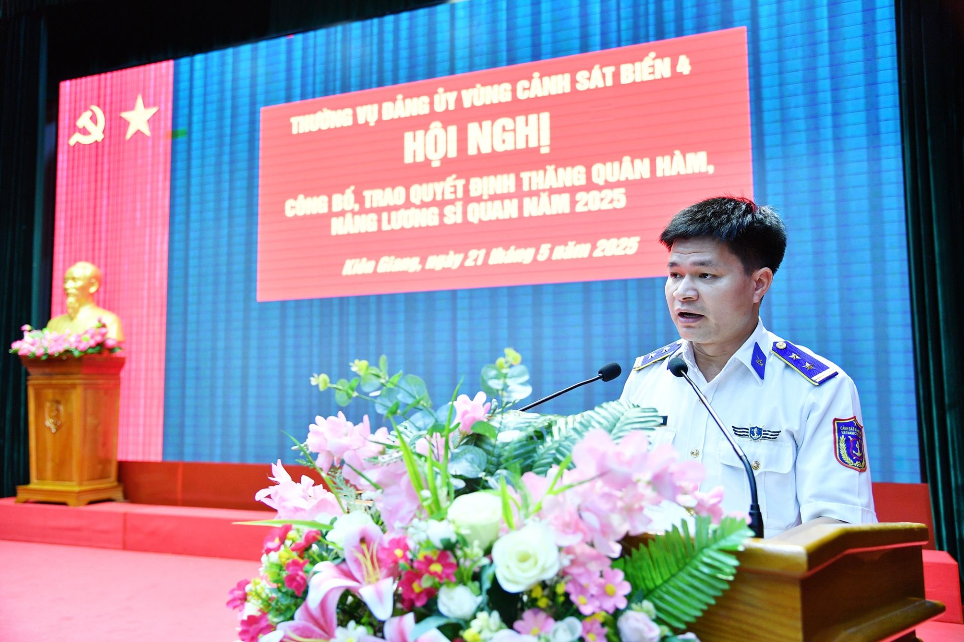 Trung tá Phạm Văn Trường, Phó Chủ nhiệm Hậu cần-Kỹ thuật phát biểu tại Hội nghị