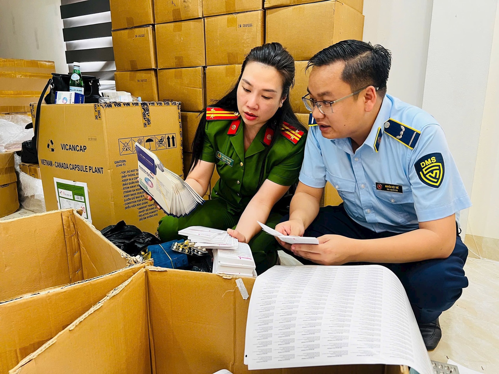 Lực lượng chức năng kiểm tra lô hàng thuốc tân dược giả