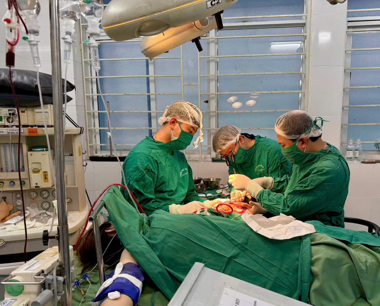 Ca phẫu thuật diễn ra trong 10 giờ, bàn tay trái bị đứt rời của người bệnh đã được nối lại thành công.