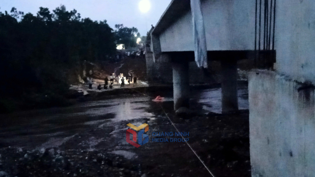 Lực lượng chức năng đang gấp rút tìm kiếm 3 nạn nhân mất tích. Lực lượng chức năng đang gấp rút tìm kiếm 3 nạn nhân mất tích.