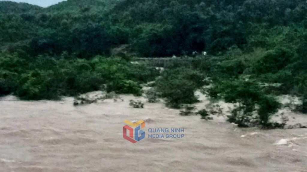 Quảng Ninh: 7 học sinh đi tắm suối bị lũ cuốn