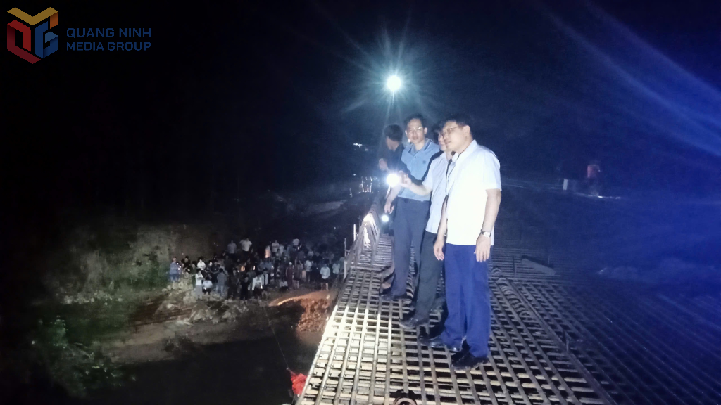 Ông Nghiêm Xuân Cường, Phó Chủ tịch UBND tỉnh Quảng Ninh cùng lãnh đạo huyện Hải Hà tại hiện trường chỉ đạo tìm kiếm. Ông Nghiêm Xuân Cường, Phó Chủ tịch UBND tỉnh Quảng Ninh cùng lãnh đạo huyện Hải Hà tại hiện trường chỉ đạo tìm kiếm.