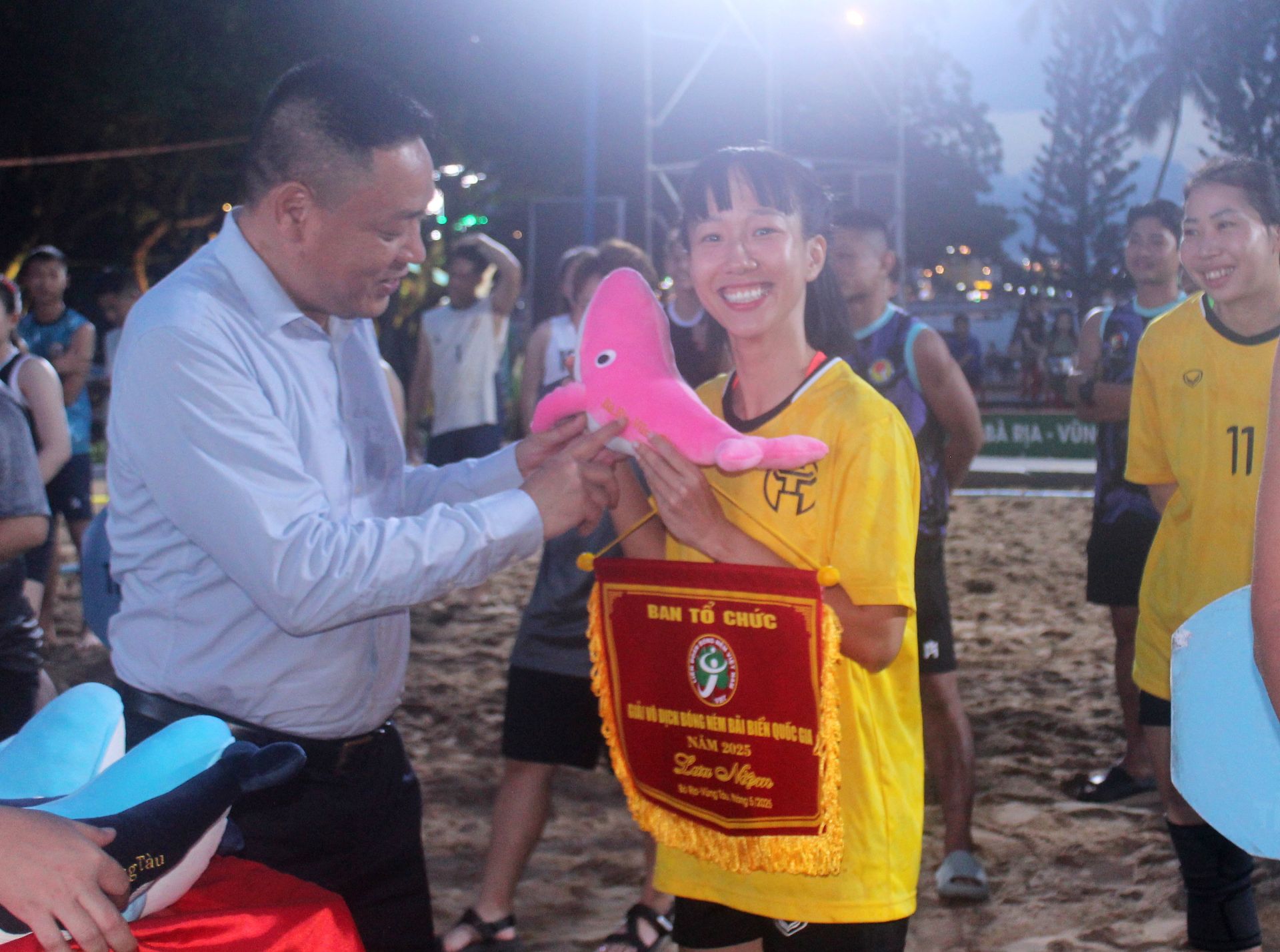 Ông Đào Đức Kiên trao quà lưu niệm cho đoàn VĐV Hà Nội