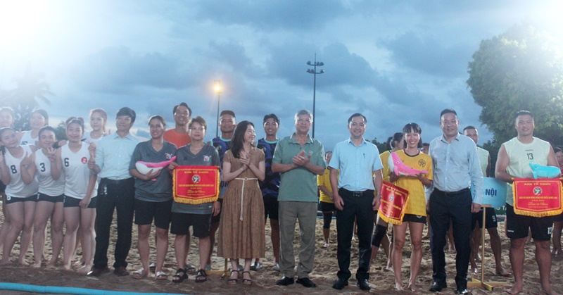 Ban tổ chức trao cờ lưu niệm cho các đoàn vận động viên