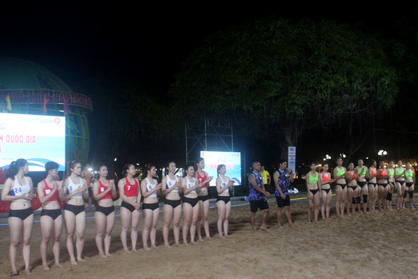 Lực lượng nữ VĐV Hà Nội và Bình Định chuẩn bị thi đấu