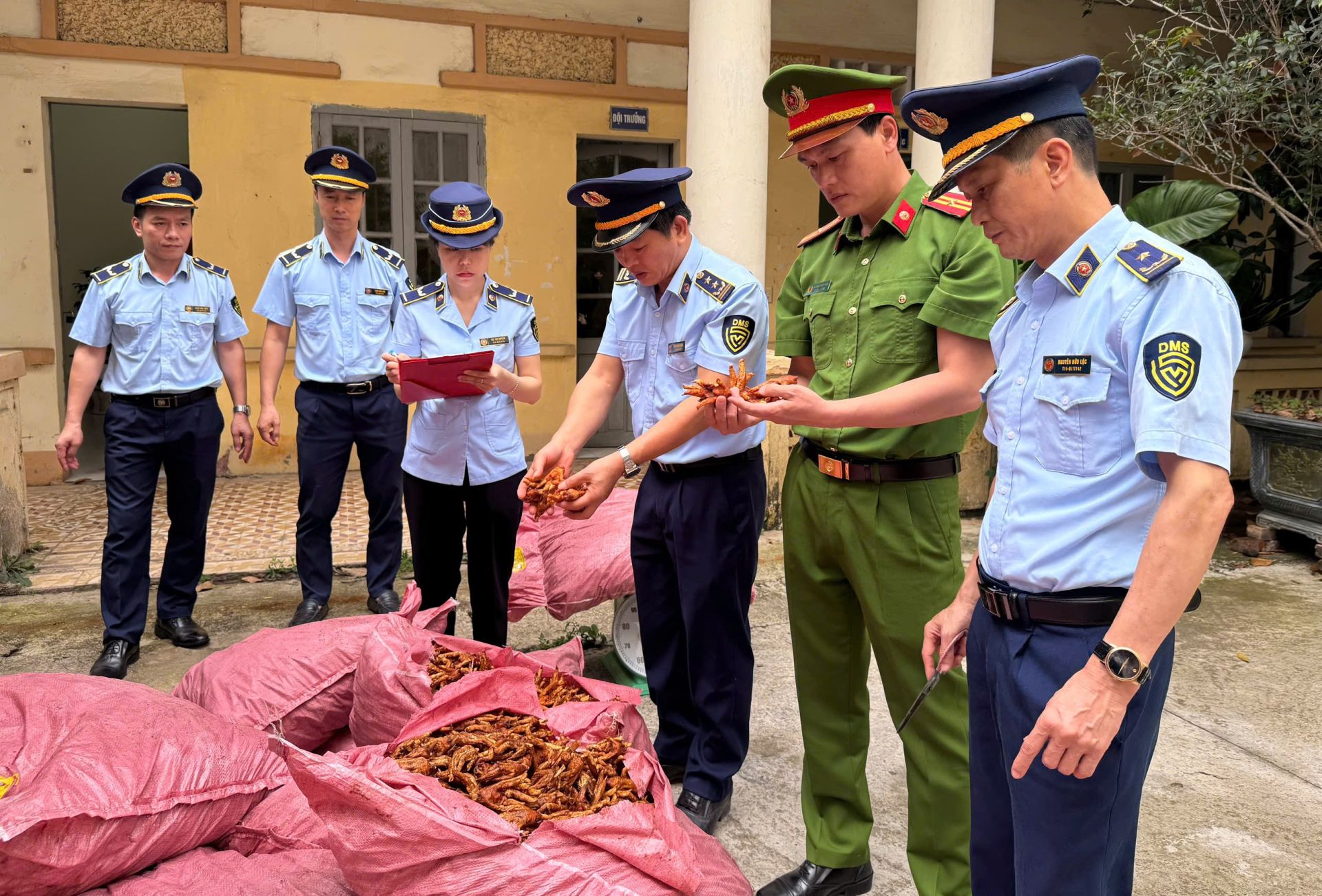 Lạng Sơn: Phát hiện, tạm giữ 1.500 kg chân gà không rõ nguồn gốc xuất xứ