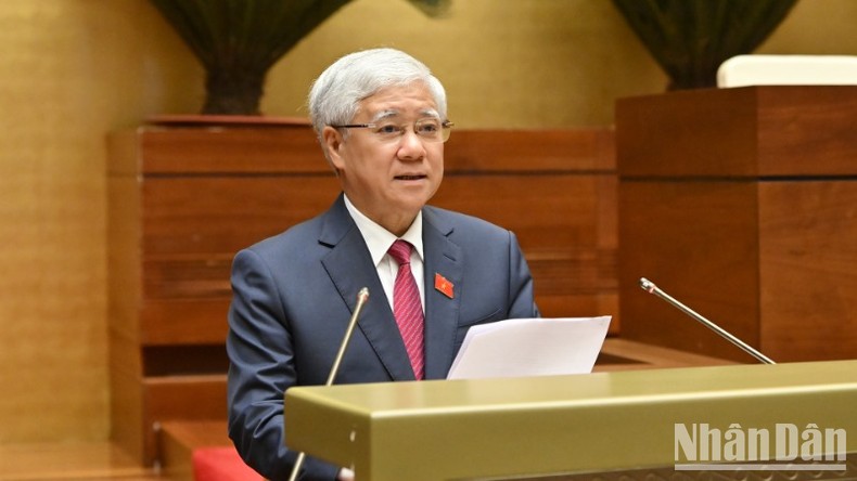 Chủ tịch Ủy ban Trung ương Mặt trận Tổ quốc Việt Nam Đỗ Văn Chiến trình bày tờ trình. (Ảnh: Thủy Nguyên)