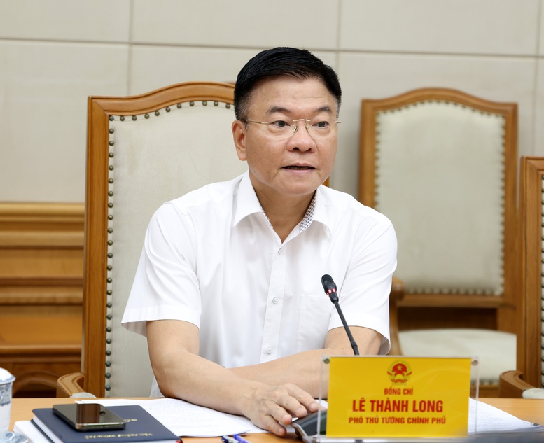 Phó Thủ tướng Lê Thành Long làm việc với Bộ Y tế và các bộ, ngành liên quan về dự thảo các nghị định phân cấp, phân quyền trong lĩnh vực y tế - Ảnh: VGP/Đức Tuân