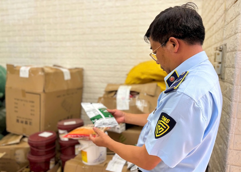 Lực lượng chức năng tiến hành kiểm tra đột xuất Công ty TNHH Thương mại thực phẩm Thiên Vũ ở phường Hải Tân, (TP Hải Dương). Lực lượng chức năng tiến hành kiểm tra đột xuất Công ty TNHH Thương mại thực phẩm Thiên Vũ ở phường Hải Tân, (TP Hải Dương).