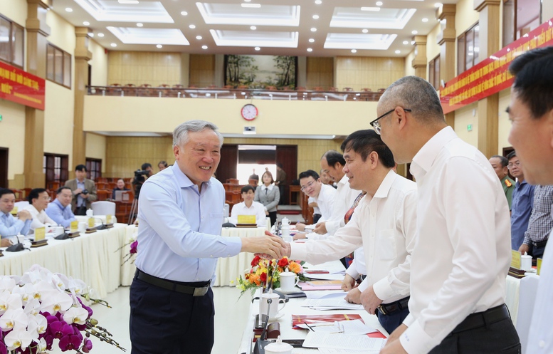 Phó Thủ tướng Thường trực Nguyễn Hòa Bình làm việc với Ban Thường vụ 3 tỉnh Lâm Đồng, Bình Thuận và Đắk Nông - Ảnh: VGP/Nguyễn Hoàng
