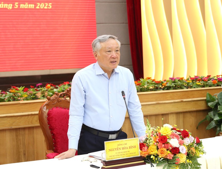 Phó Thủ tướng Thường trực đề nghị các địa phương tiếp tục thúc đẩy triển khai đồng bộ các giải pháp phát triển kinh tế-xã hội, tăng cường ứng dụng khoa học công nghệ trong các lĩnh vực; thực hiện đồng bộ các giải pháp bảo đảm an sinh xã hội, xóa nhà tạm, nhà dột nát - Ảnh: VGP/Nguyễn Hoàng