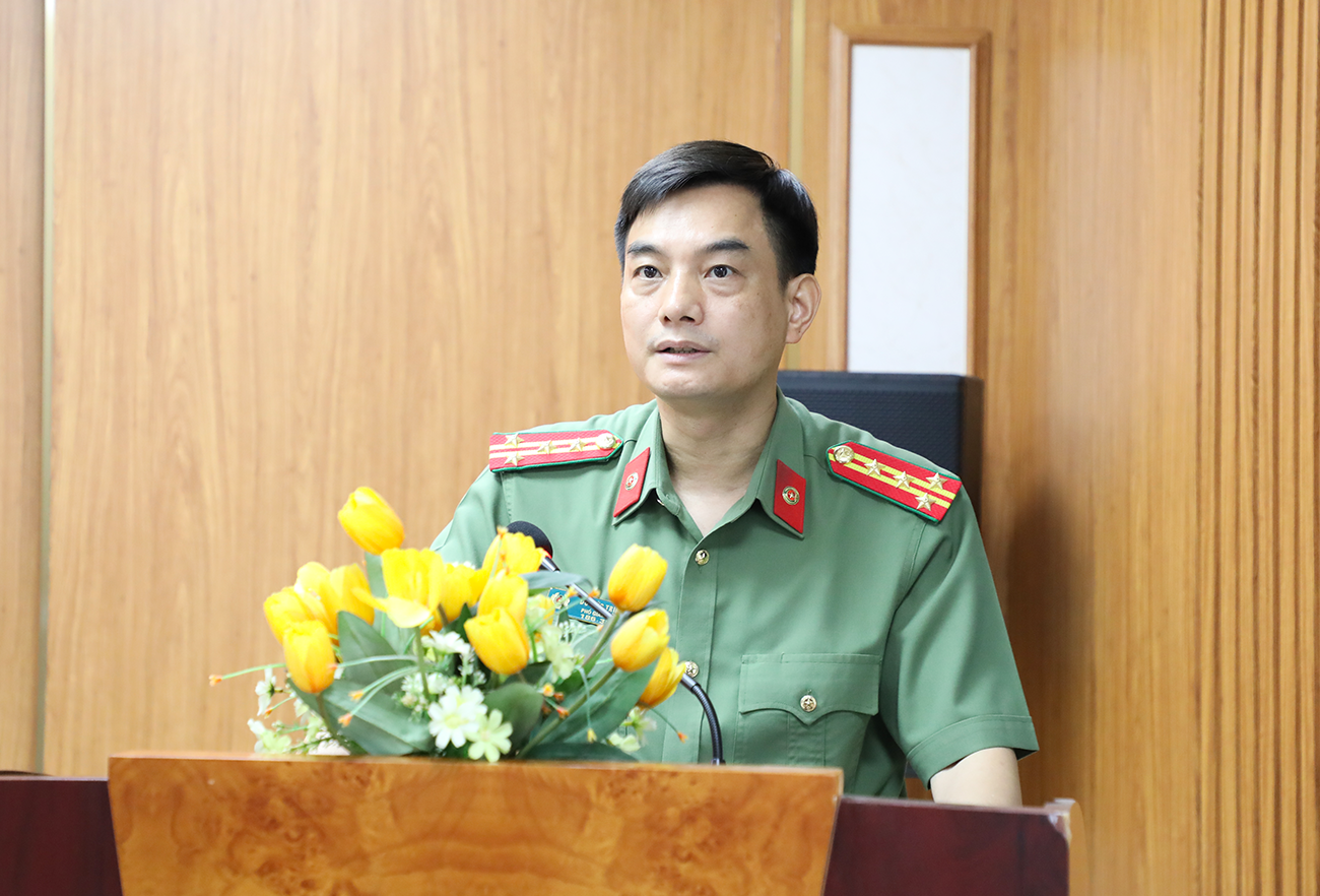 Đại tá Đỗ Đức Trịnh - Phó Giám đốc Công an tỉnh phát biểu tại hội nghị.