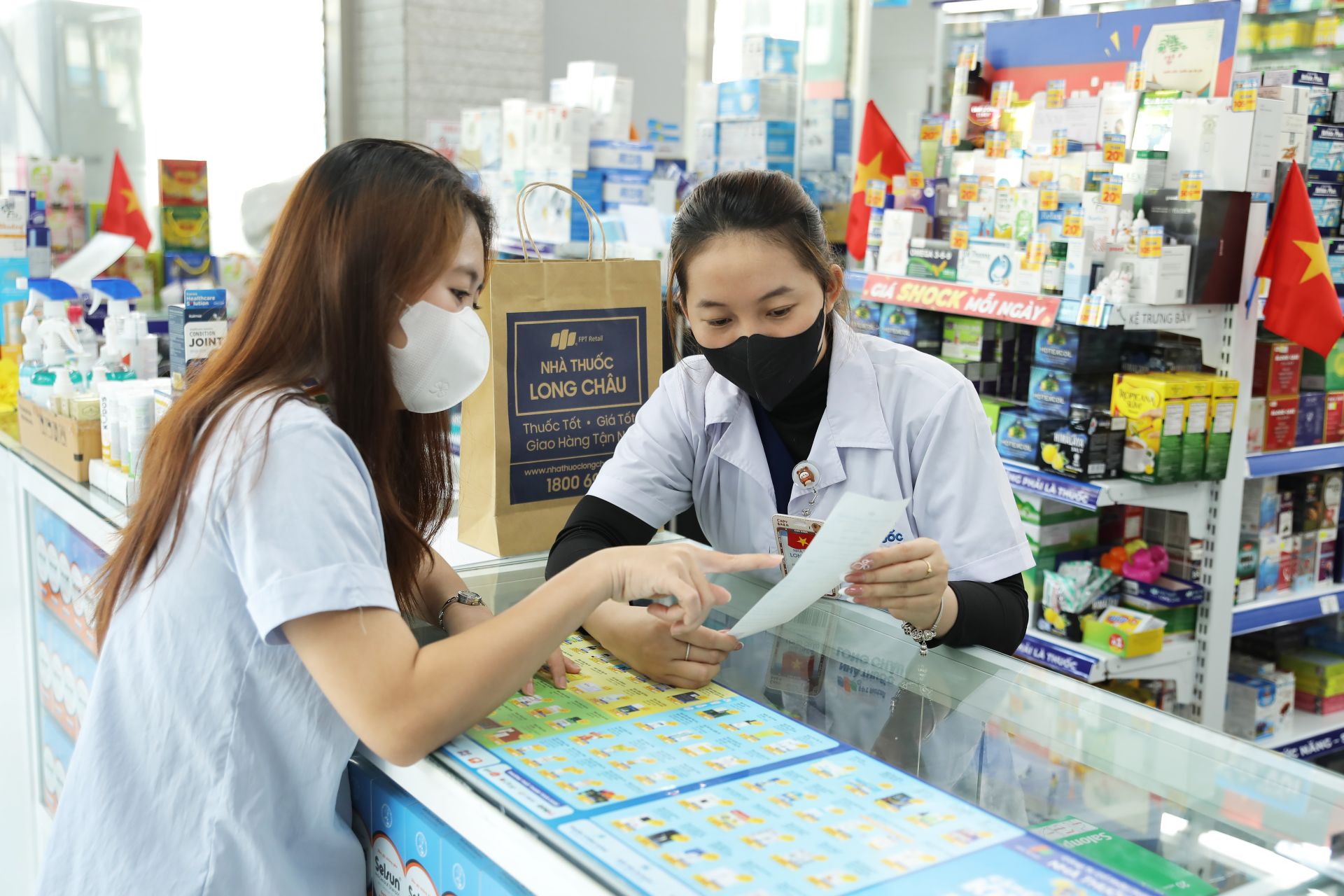 Đội ngũ dược sĩ của Long Châu luôn sẵn sàng hỗ trợ, tư vấn tận tình nhằm giúp khách hàng hiểu rõ các thông tin quan trọng được thể hiện trên hóa đơn