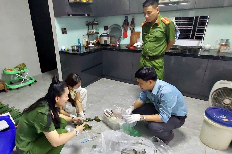 Lực lượng chức năng kiểm tra phát hiện hành vi sử dụng hàn the trong sản xuất giò chả. Lực lượng chức năng kiểm tra phát hiện hành vi sử dụng hàn the trong sản xuất giò chả.
