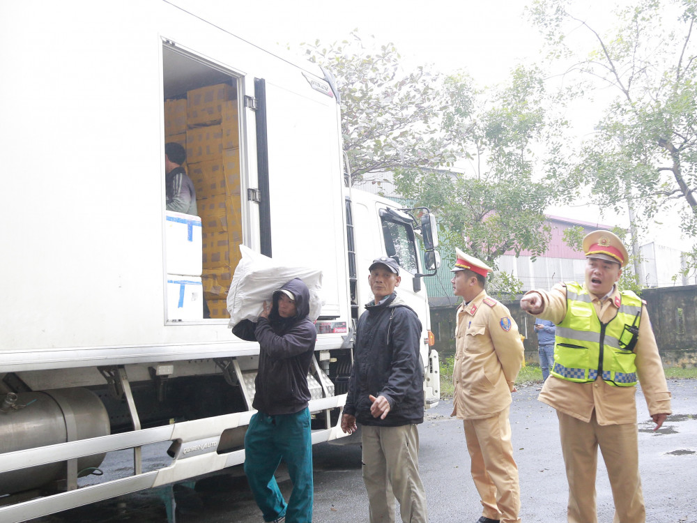 Hà Tĩnh: Phát hiện hơn một tấn nội tạng trâu bò bốc mùi trên xe tải