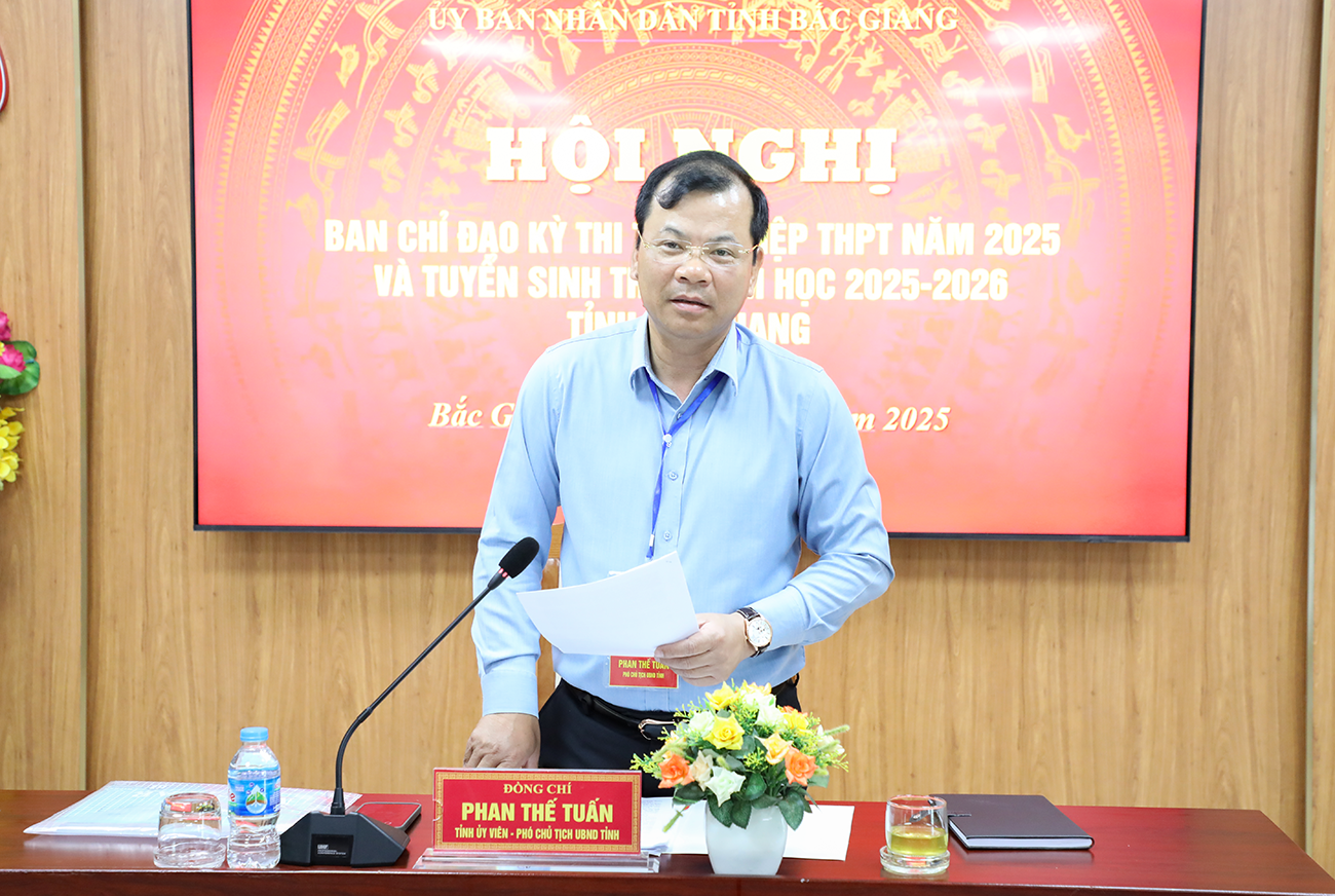 Phó Chủ tịch UBND tỉnh Phan Thế Tuấn phát biểu chỉ đạo tại hội nghị.