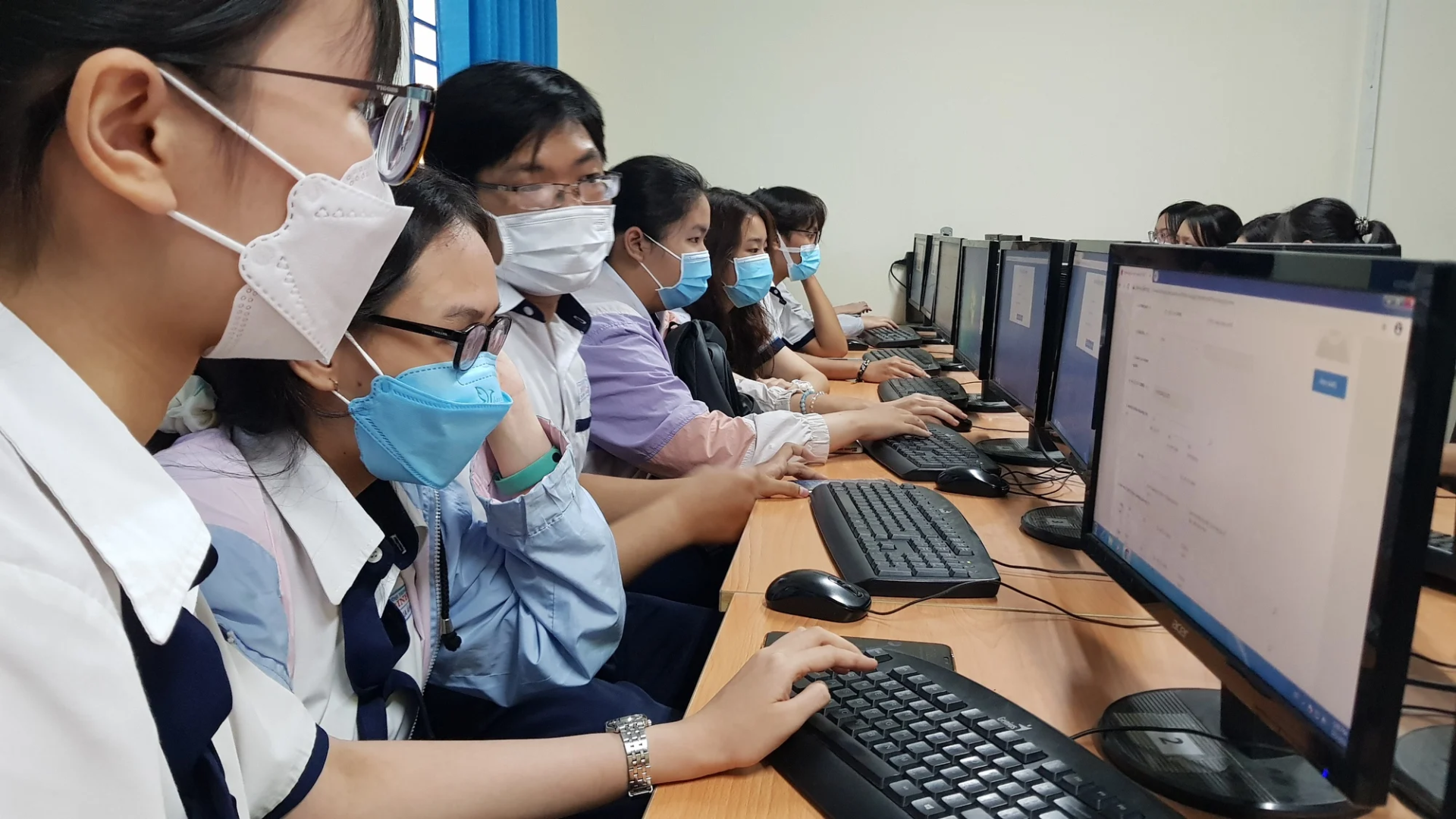 Gần 30 trường đại học bắt đầu nhận hồ sơ xét tuyển năm học 2025 - 2026