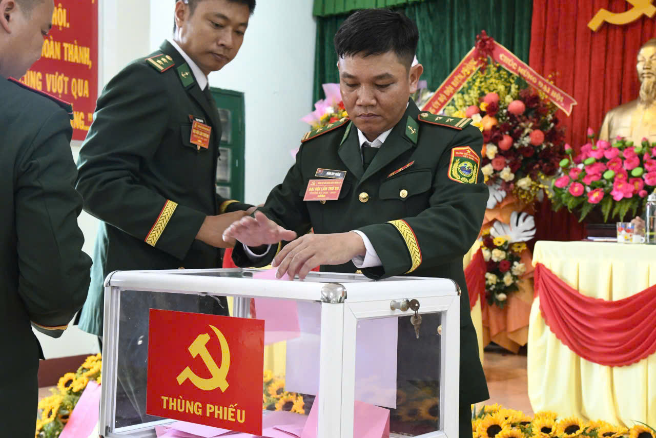 Các đại biểu bỏ phiếu bầu Ban Chấp hành Đảng bộ Hải đoàn Biên phòng 48, nhiệm kỳ 2025 - 2030.