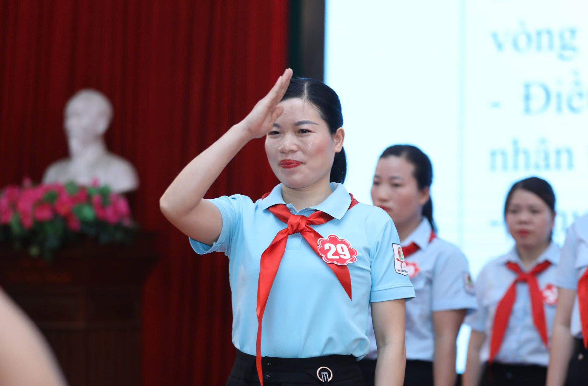 Thí sinh tham gia thi thực hành nghi thức đội Thí sinh tham gia thi thực hành nghi thức đội