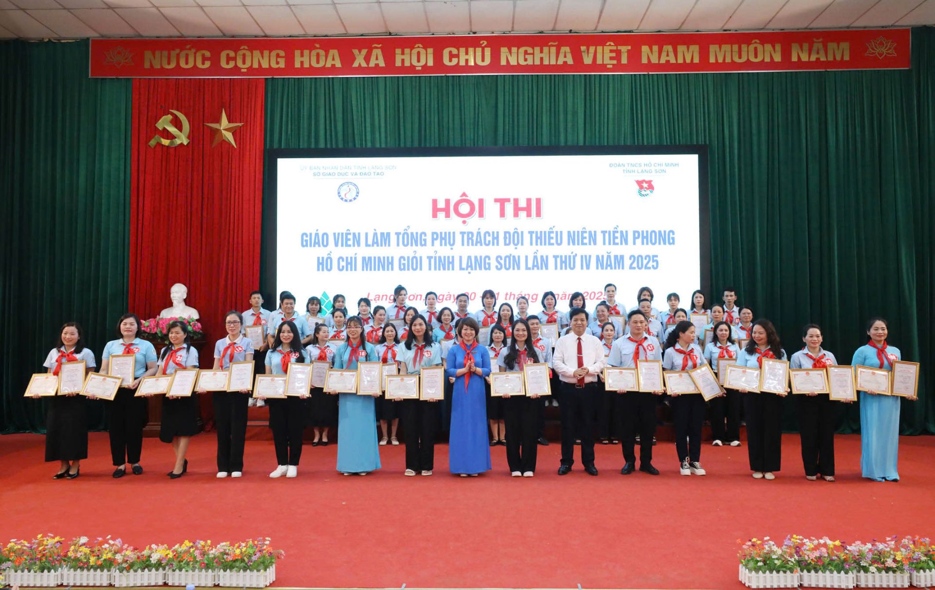 Ban Tổ chức trao giấy khen cho 13 thí sinh có thành tích tiêu biểu tại Hội thi