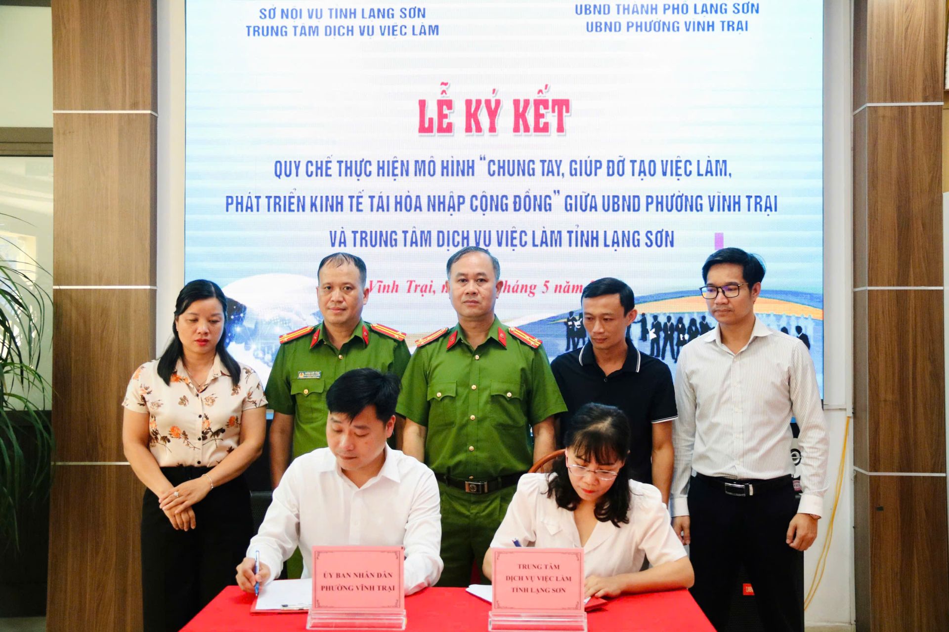 Lãnh đạo phường Vĩnh Trại, thành phố Lạng Sơn, tỉnh Lạng Sơn ký kết quy chế phối hợp thực hiện mô hình với Trung tâm Dịch vụ việc làm tỉnh Lạng Sơn Lãnh đạo phường Vĩnh Trại, thành phố Lạng Sơn, tỉnh Lạng Sơn ký kết quy chế phối hợp thực hiện mô hình với Trung tâm Dịch vụ việc làm tỉnh Lạng Sơn