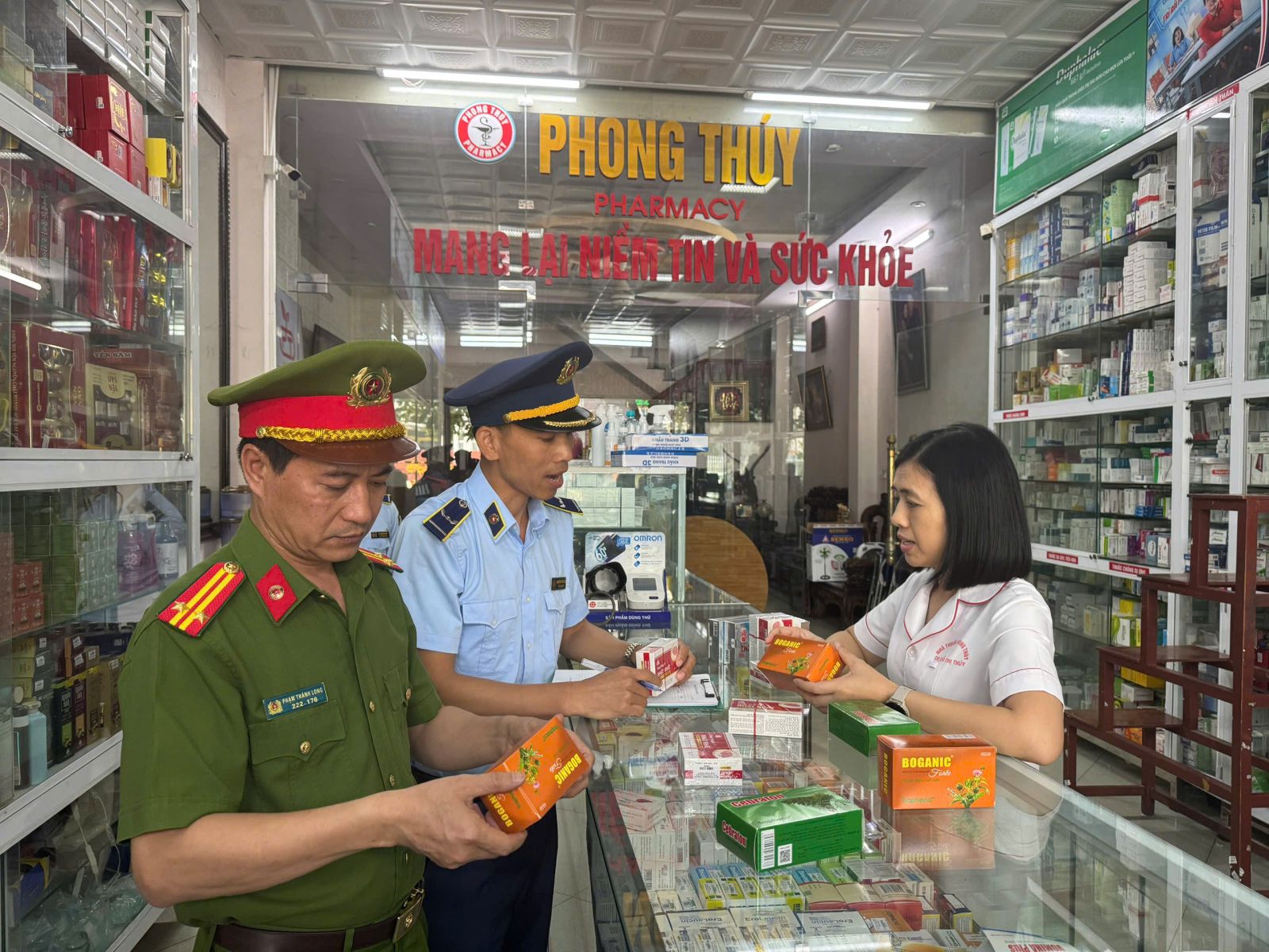 Lực lượng chức năng tuyên truyền các chủ cửa hàng kinh danh thuốc chữa bệnh và sữa bột
chấp hành nghiêm các quy định của pháp luật Lực lượng chức năng tuyên truyền các chủ cửa hàng kinh danh thuốc chữa bệnh và sữa bột
chấp hành nghiêm các quy định của pháp luật