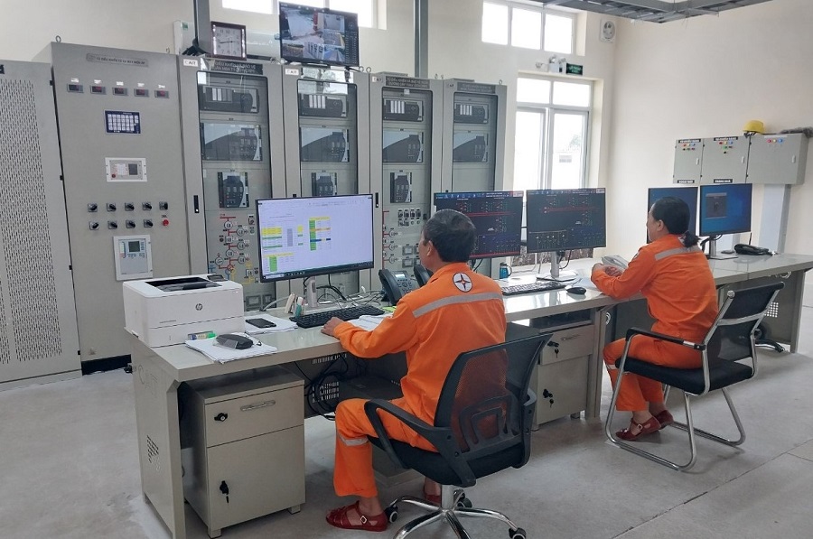 Công nhân quản lý vận hành đang ứng trực 24/24 giờ Công nhân quản lý vận hành đang ứng trực 24/24 giờ