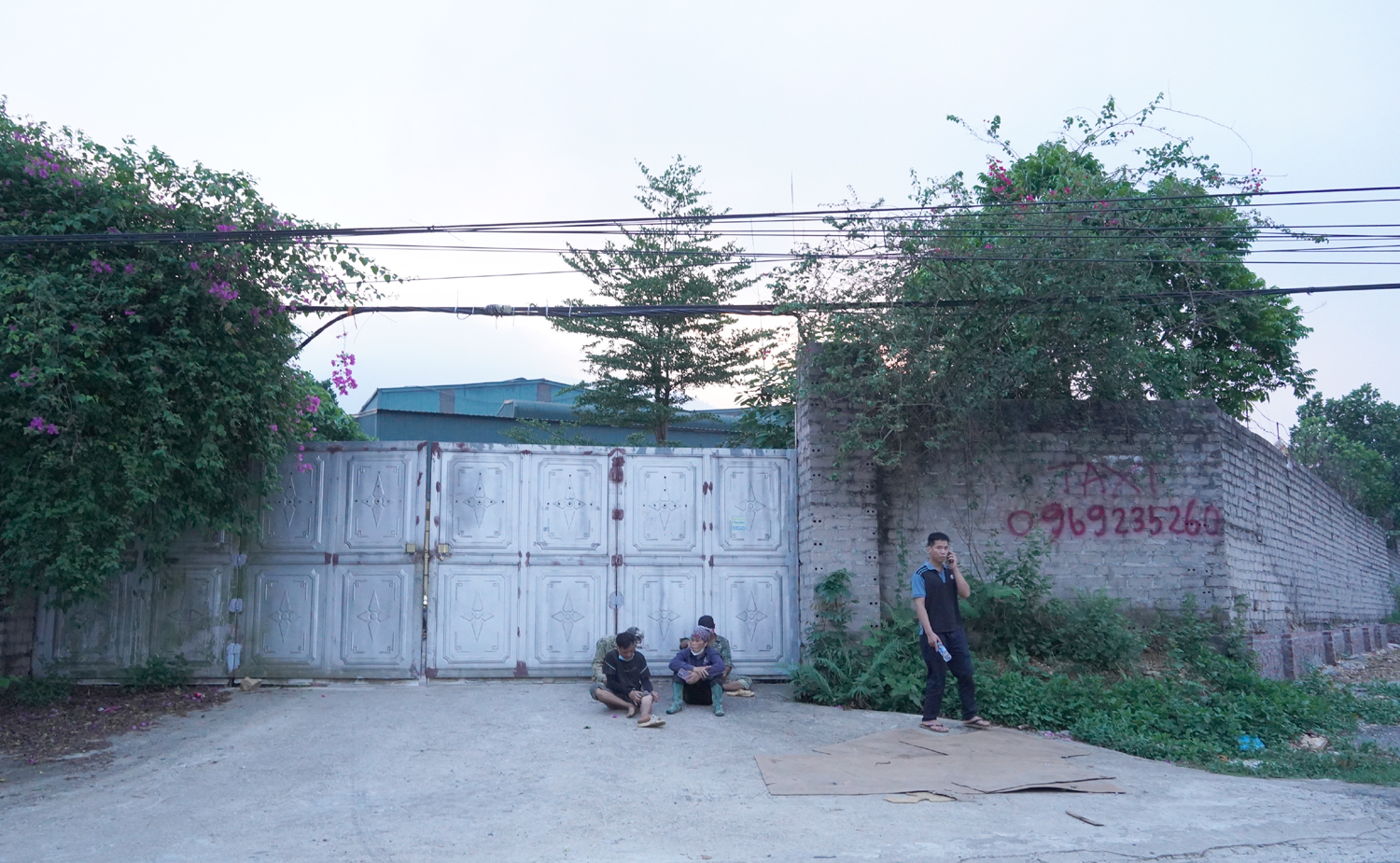 Bên ngoài xưởng sản xuất ở thôn 7, xã Tiến Xuân, huyện Thạch Thất, Hà Nội được xây dựng hệ thống tường rào kiên cố Bên ngoài xưởng sản xuất ở thôn 7, xã Tiến Xuân, huyện Thạch Thất, Hà Nội được xây dựng hệ thống tường rào kiên cố