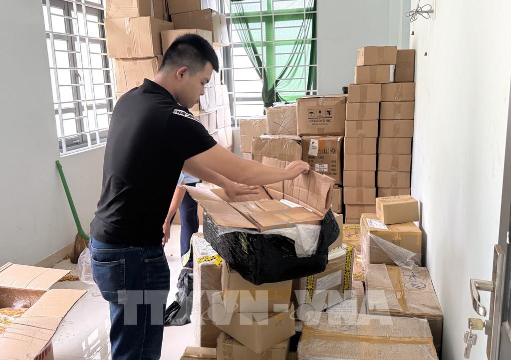 Nhiều mặt hàng mỹ phẩm, thực phẩm không rõ nguồn gốc, xuất xứ chuẩn bị được Chi cục Quản lý thị trường Phú Yên đưa đi tiêu hủy. Ảnh: Tường Quân - TTXVN Nhiều mặt hàng mỹ phẩm, thực phẩm không rõ nguồn gốc, xuất xứ chuẩn bị được Chi cục Quản lý thị trường Phú Yên đưa đi tiêu hủy. Ảnh: Tường Quân - TTXVN