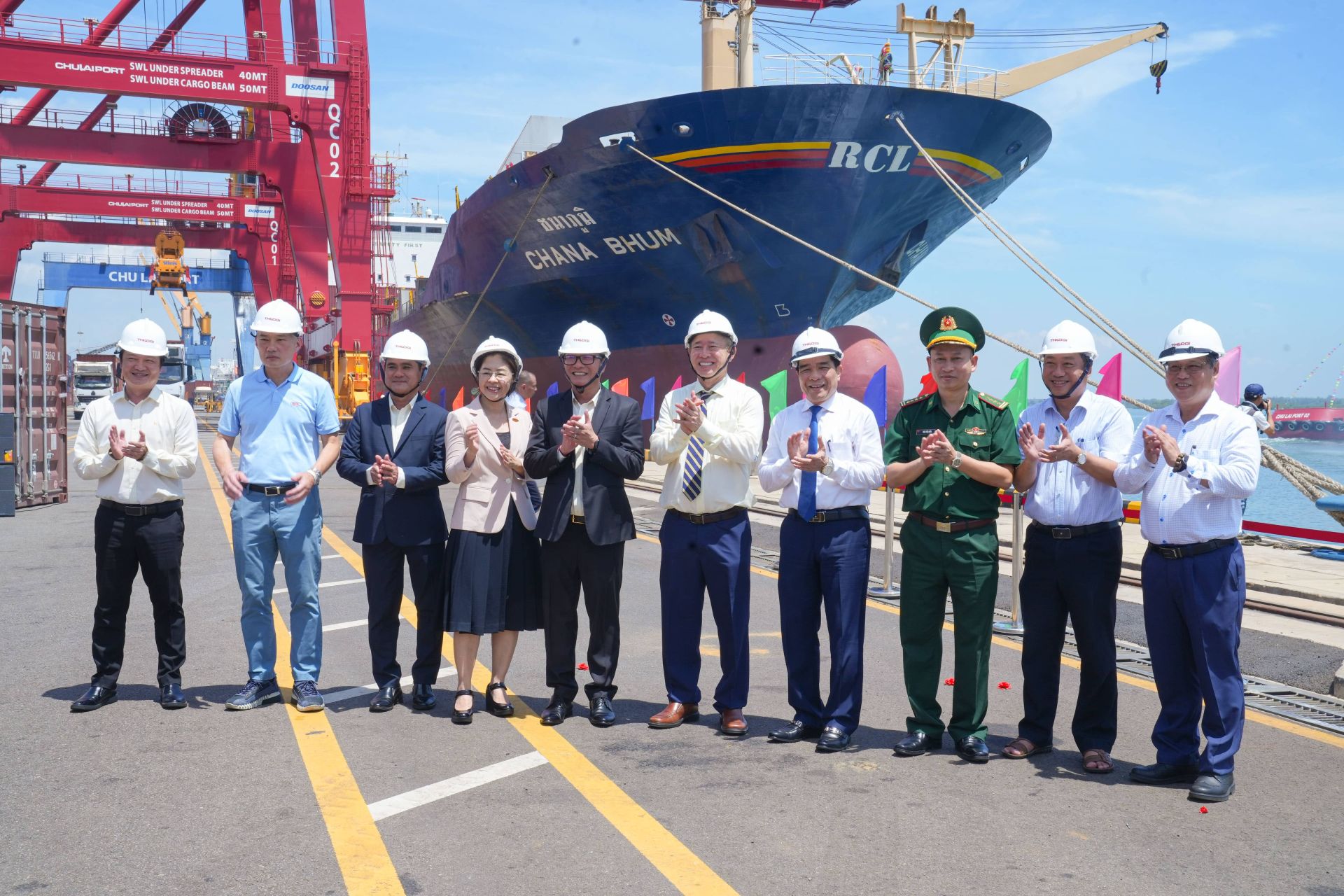 Đại diện lãnh đạo và các doanh nghiệp chụp hình lưu niệm tại chương trình Đại diện lãnh đạo và các doanh nghiệp chụp hình lưu niệm tại chương trình