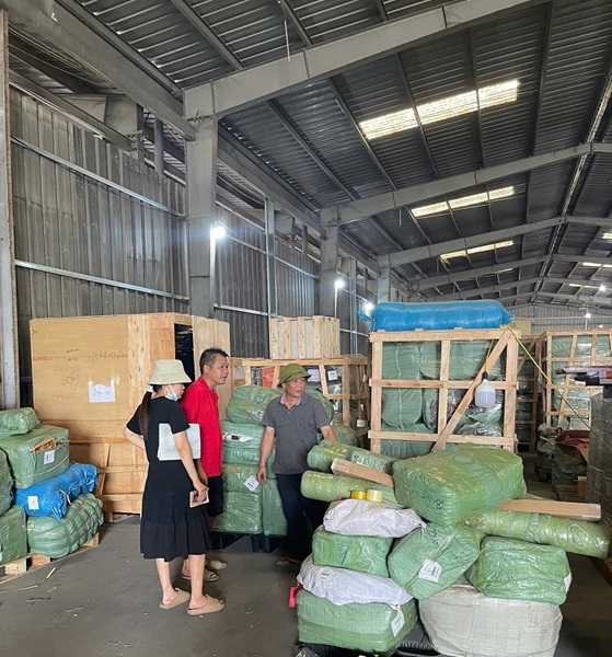 Kiểm tra hàng hoá trên phương tiện xe ô tô đầu kéo. Kiểm tra hàng hoá trên phương tiện xe ô tô đầu kéo.