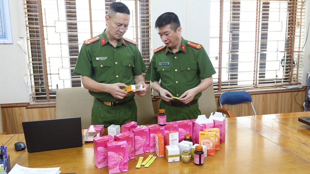 Phòng Cảnh sát điều tra tội phạm về tham nhũng, kinh tế, buôn lậu, môi trường kiểm đếm các sản phẩm có dấu hiệu hàng giả bị đơn vị thu giữ trong cao điểm. Phòng Cảnh sát điều tra tội phạm về tham nhũng, kinh tế, buôn lậu, môi trường kiểm đếm các sản phẩm có dấu hiệu hàng giả bị đơn vị thu giữ trong cao điểm.