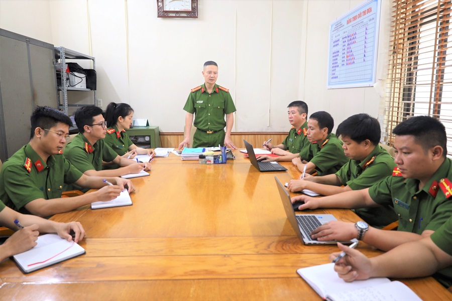 ông an tỉnh Hải Dương triển khai đợt cao điểm đấu tranh ngăn chặn tình trạng buôn lậu, sản xuất, buôn bán hàng giả, xâm phạm sở hữu trí tuệ tới cán bộ chiến sĩ. ông an tỉnh Hải Dương triển khai đợt cao điểm đấu tranh ngăn chặn tình trạng buôn lậu, sản xuất, buôn bán hàng giả, xâm phạm sở hữu trí tuệ tới cán bộ chiến sĩ.