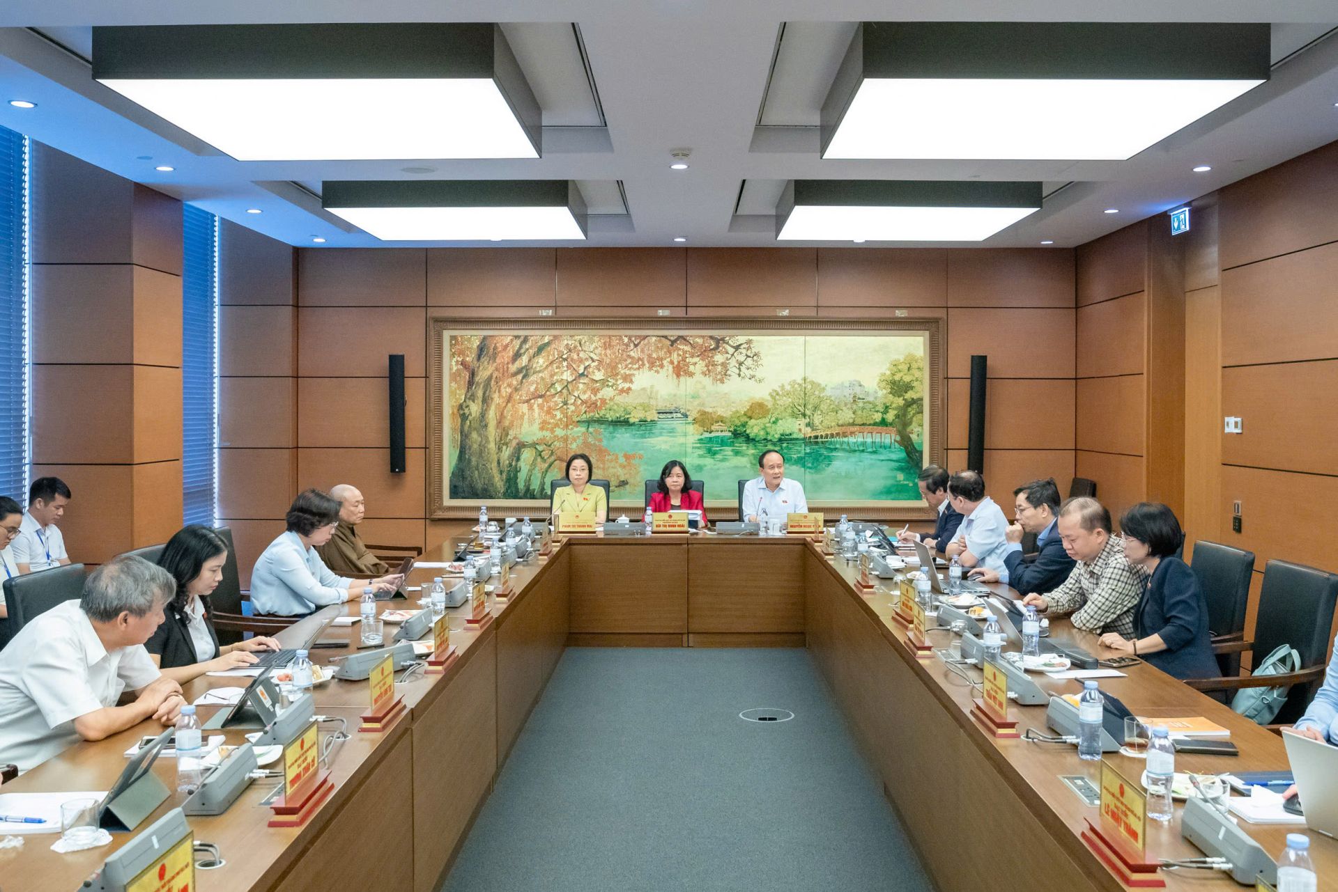 Toàn cảnh thảo luận Tổ 01 (Ảnh: Phạm Thắng, Báo Đại biểu nhân dân)